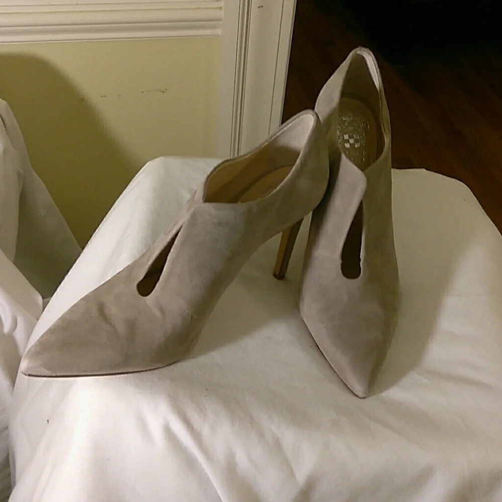 Vince Camuto ladies suede heels NWOT